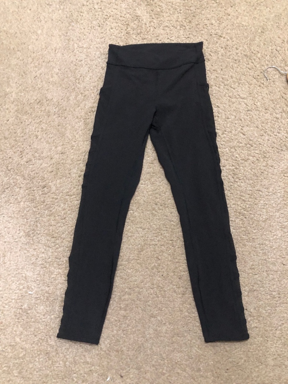 Lululemon Speed Up Tight featuring side drop-in pockets Size 4